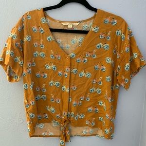 Too hits at waist. Tie front.